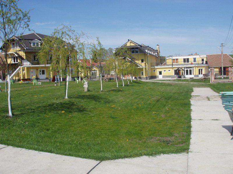 Pensiunea Poarta Oilor Girbova Exterior photo